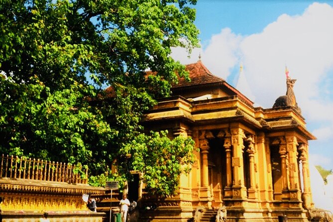 Private Night Tour in Colombo with Street Food Tasting - Stop 6: Kelaniya Raja Maha Vihara (the big temple centerpiece)