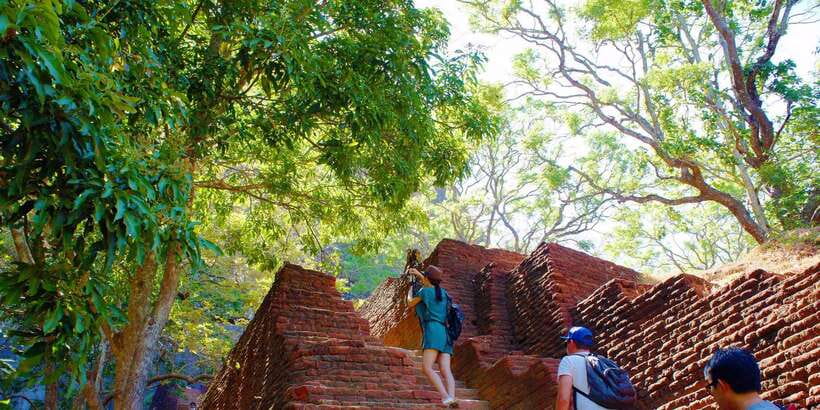 Private Sigiriya and Dambulla Day Tour from Colombo - Dambulla breakfast and temple etiquette at the cave complex