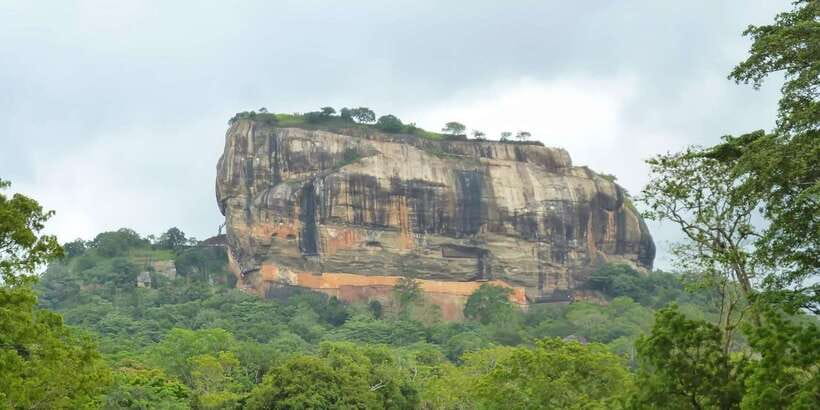 Sigiriya & Dambulla: All Inclusive Day Tour - Dambulla Cave Temple and Golden Temple: Art Carved Into Rock
