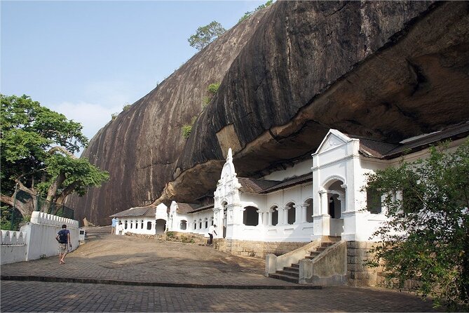 Sigiriya-Dambulla Day Trip From Hikkaduwa/Galle/Unawatuna/Mirissa -All Inclusive - Inside the caves: how to make the murals and statues actually click