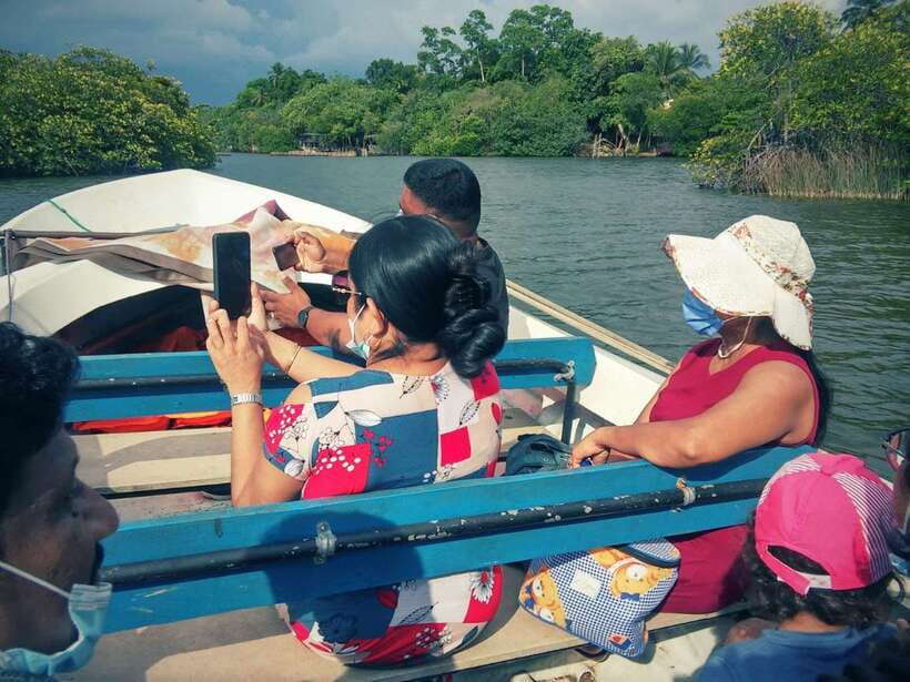Sri Lanka Bentota: Private Mangrove Lagoon and River Cruise - Meeting at the Bentota bridge and getting underway fast