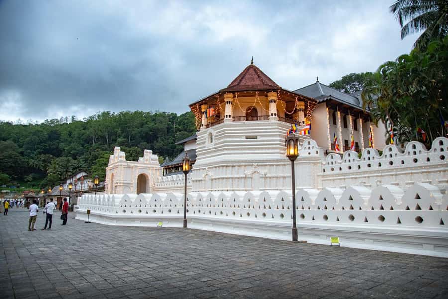 Sri Lanka Private 2-day Tour:Train Trip, Kandy, Nuwara Eliya - Hill Country Blue Train: The Scenic Ride You Actually Wait For