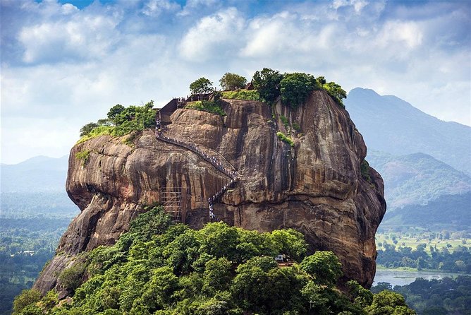 Sri Lanka round tour -7 days with private driver - Colombo and Negombo: tea, Pettah market, and a lake-side temple walk