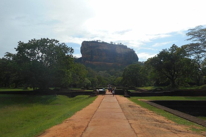 Sri Lanka Tour in 8 Days - Day 5: The Scenic Train from Nanu Oya to Ella and the Ella Viewpoints