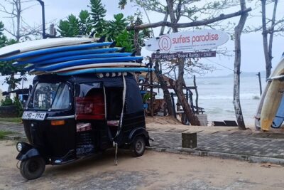 Surf Camp in Weligama Beach Sri Lanka - The instructor approach: theory, turning, and wave-type progression