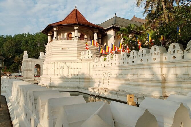 Tour to Dambulla Cave, Sigiriya and Pidurangala Rock from Kandy - Lunch stop: plan for an extra cost, but use it for real local flavor