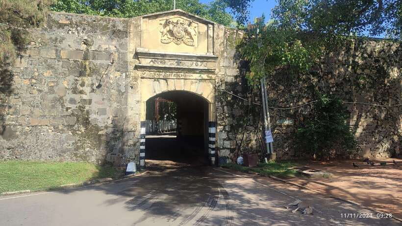 Trincomalee: City Tour with Koneswarm and Crocodile lake - Kanniya Hot Water Springs: Practical Break Plus Comfort