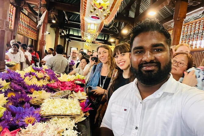 Unforgettable Experience on a Private Day Tour of Kandy City - Stop 1: Royal Botanical Gardens in Peradeniya (your “slow start”)